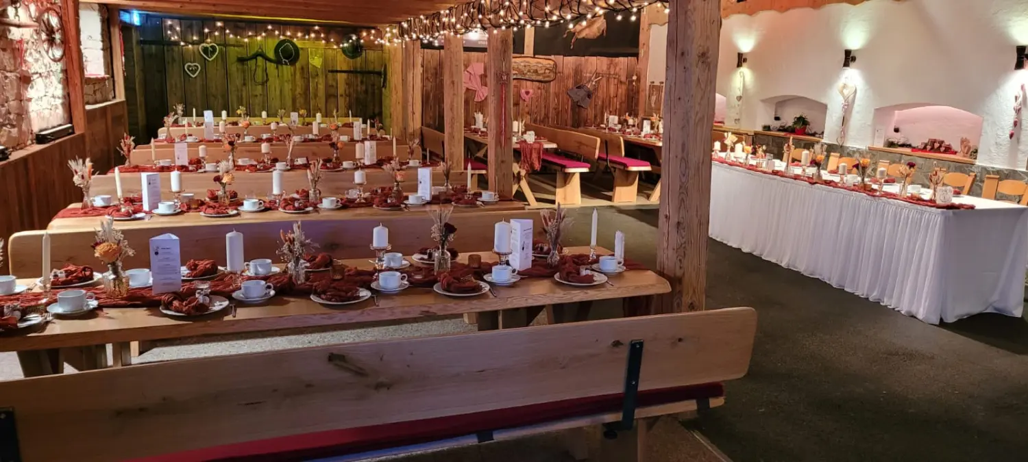 festlich gedeckte Tische von Längestadl